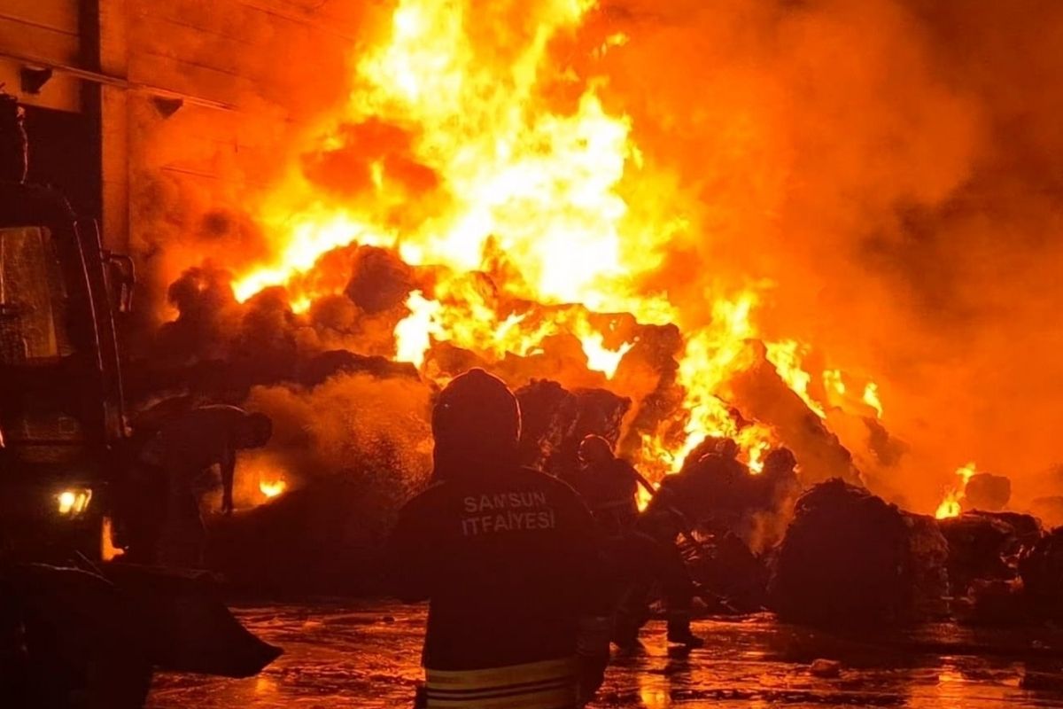 Samsun'da organize sanayi bölgesindeki geri dönüşüm fabrikasında yangın çıktı