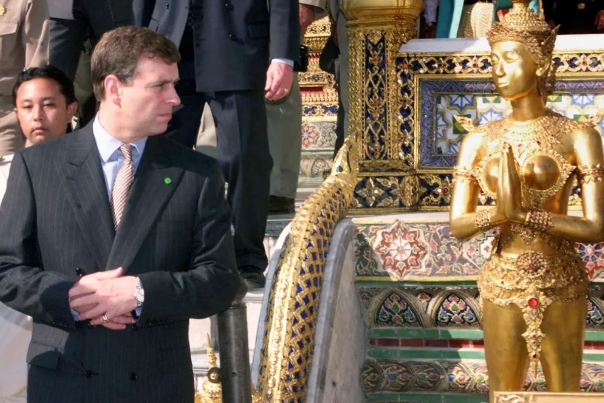 İngiltere Kralı Charles'ın ünvanlarını elinden aldığı Andrew'un Tayland gezisinde 4 günde 40 hayat kadınını 5 yıldızlı otele getirdiği iddia edildi