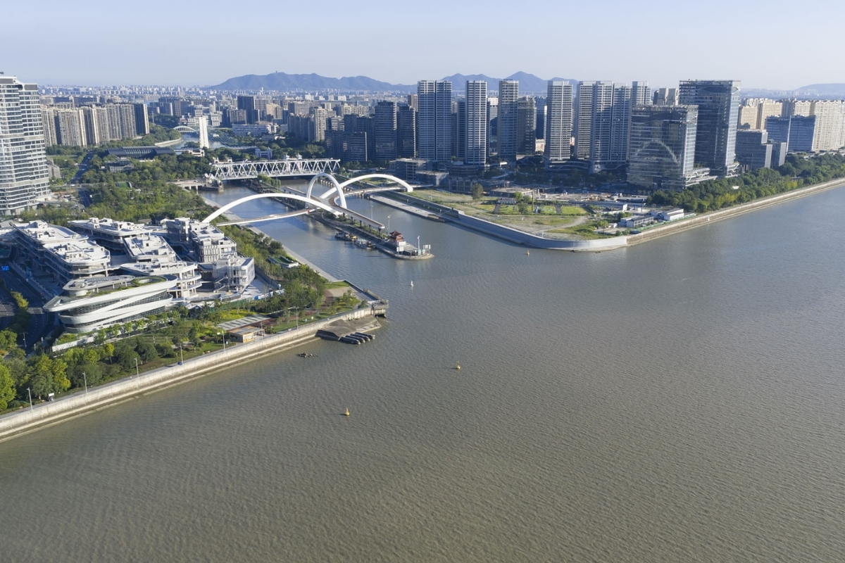 Zaha Hadid Architects Çin’de Hangzhou’da Grand Canal ile Qiantang Nehri’ni birleştiren çelik kemerli yaya köprüsünü tamamladı