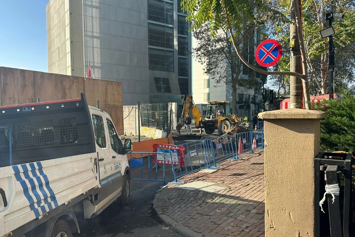 İstanbul'da iş dünyasının gözde caddesindeki yol yine çöktü