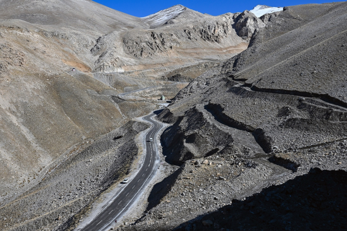 Van-Bahçesaray kara yolundaki çığ yataklarına 'palyeli' önlem