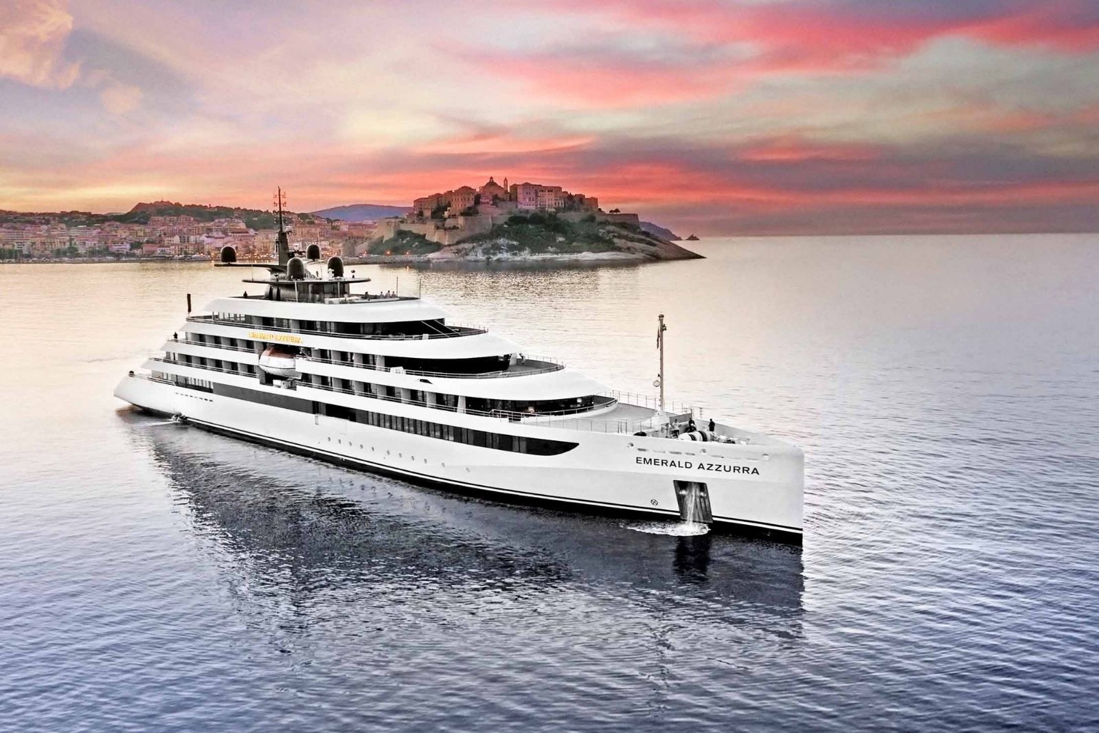 Yüzen butik otel olarak tanımlanan Emerald Azzurra VIP yolcularıyla Bodrum'da