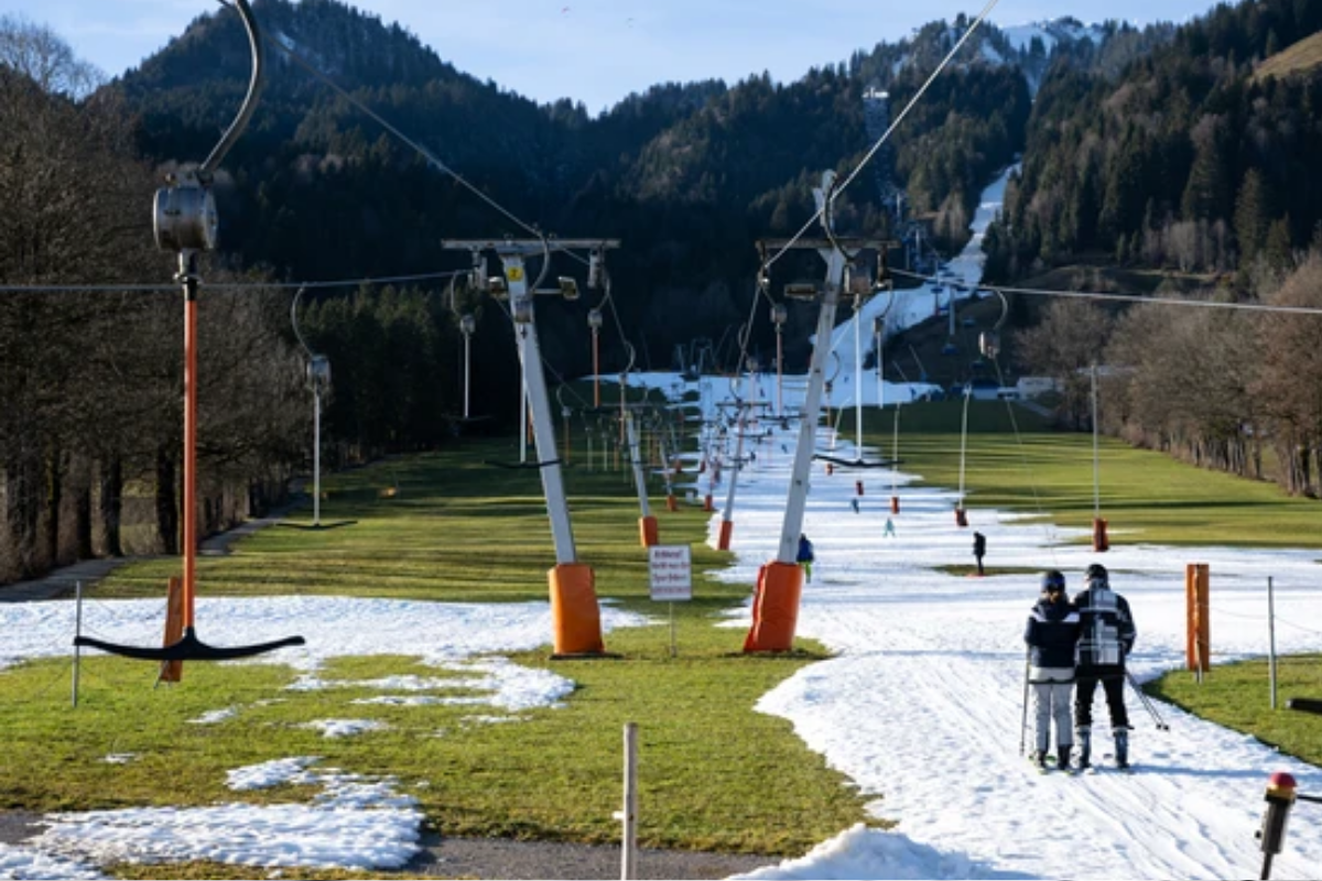 Fransız Alpleri'ndeki bazı işletmeler kar yağışı azlığı sebebiyle telesiyejlerini söküyor