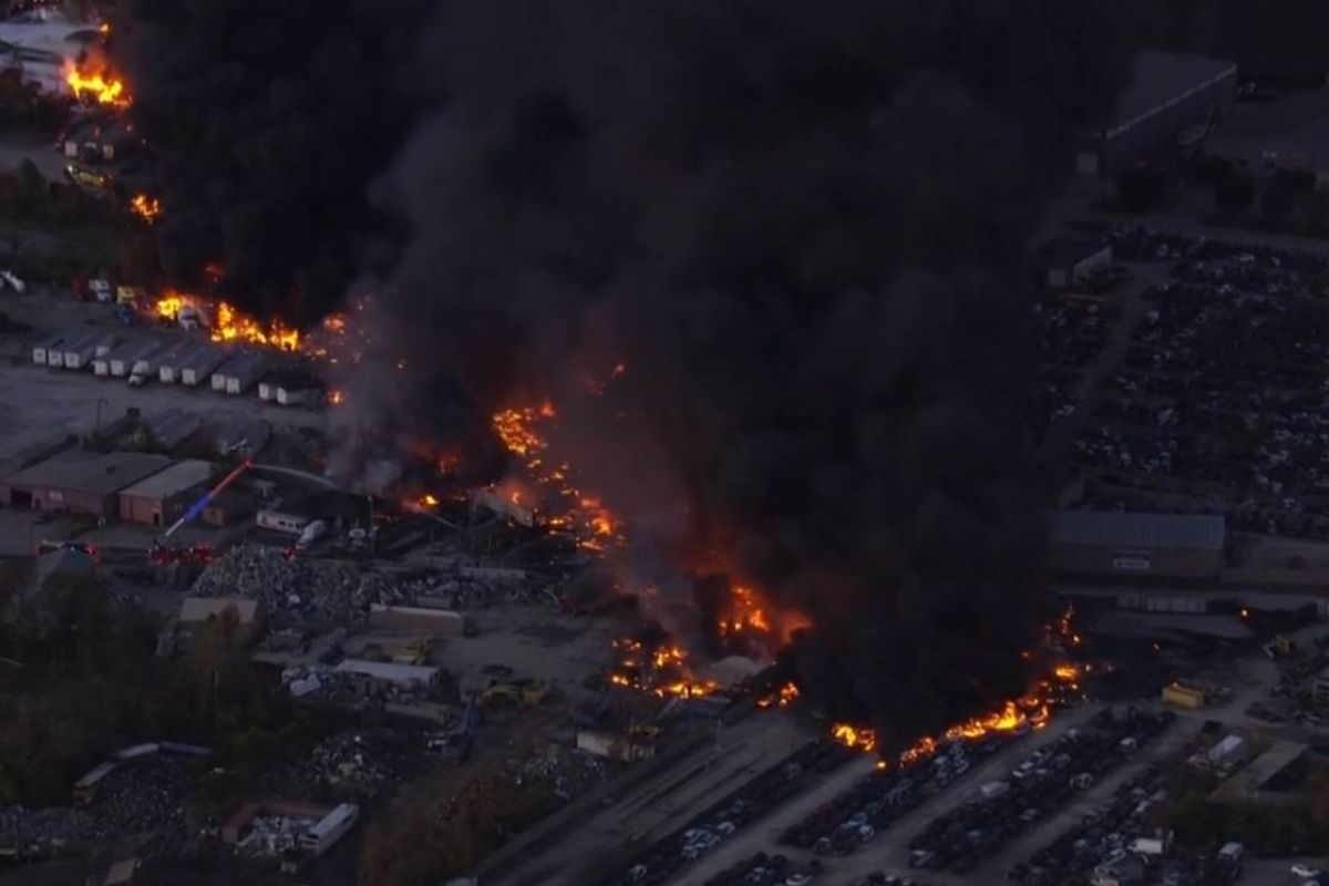 ABD'de, kargo şirketi UPS'ye ait uçak düştü ardından patlama meydana geldi