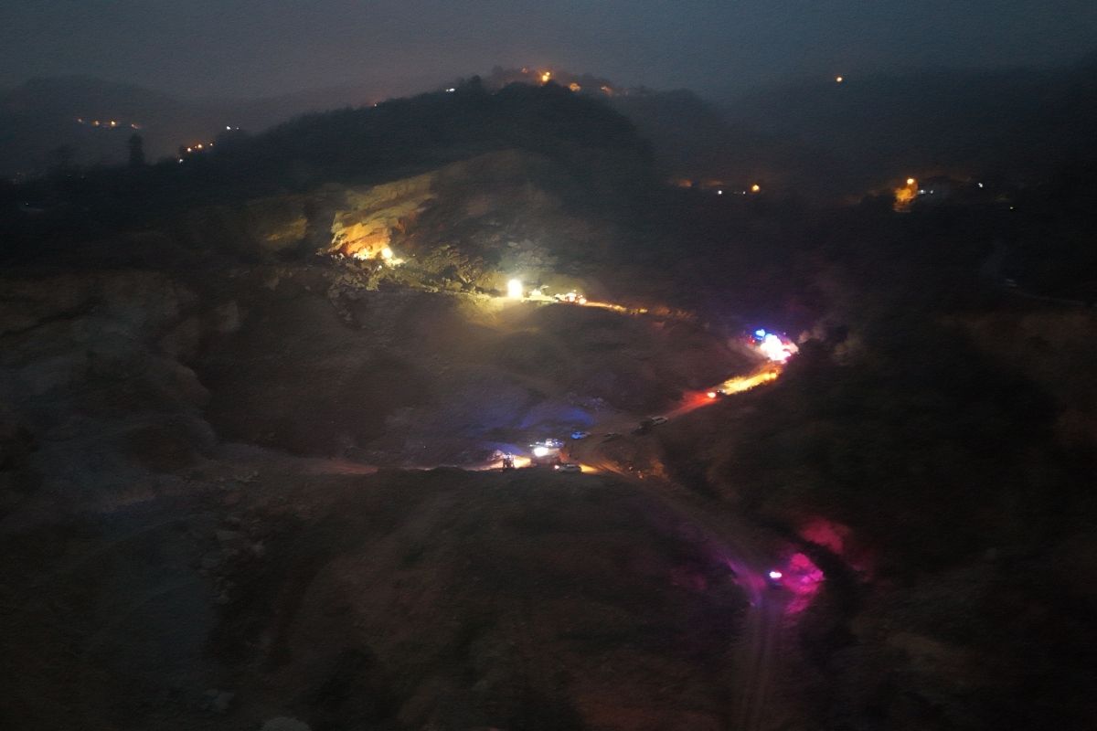 Ordu'nun Fatsa ilçesindeki taş ocağı şantiyesinde göçük meydana geldi, 2 işçi göçük altında kaldı