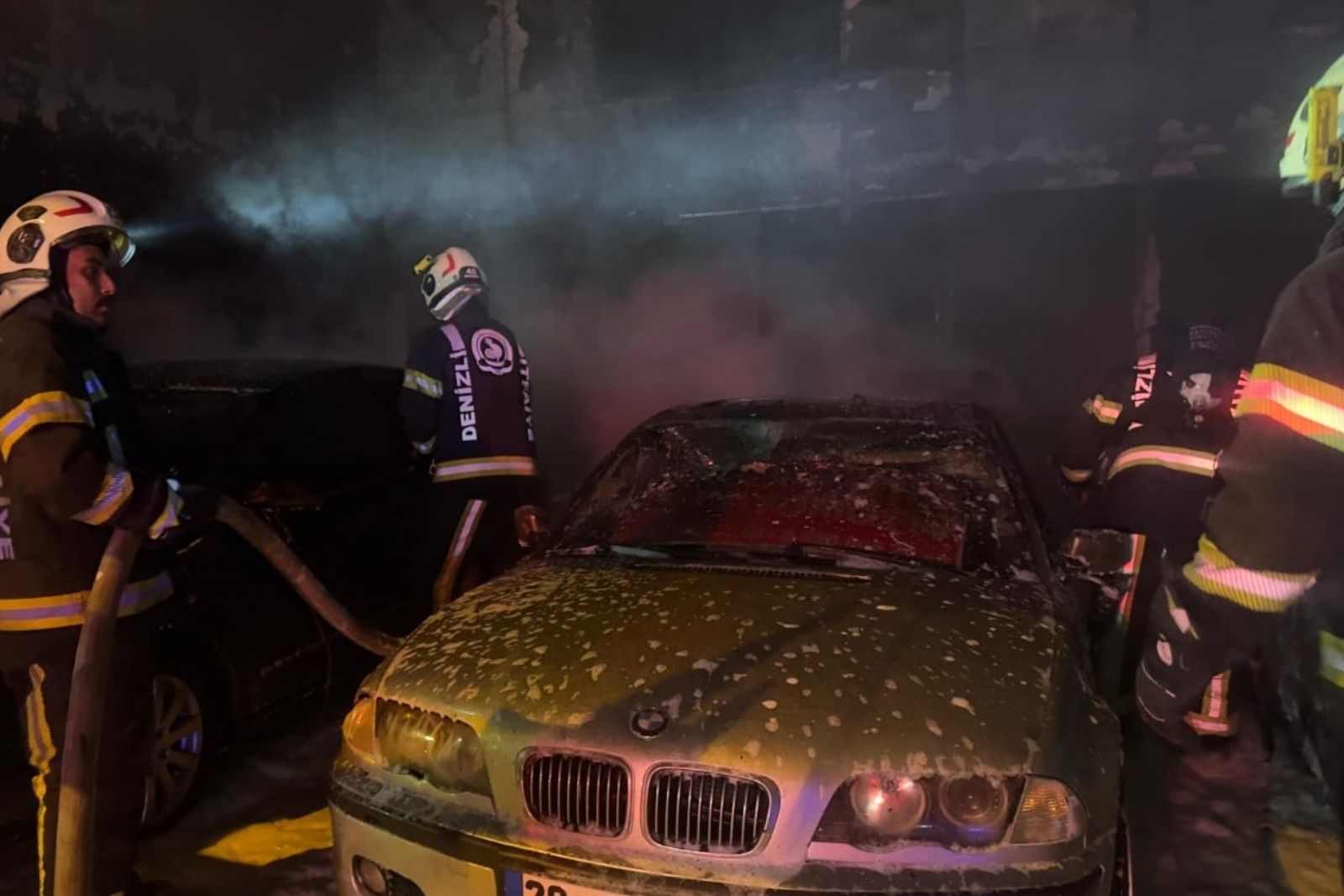 Denizli'de oto galeride 5 lüks otomobil yanarak zarar gördü