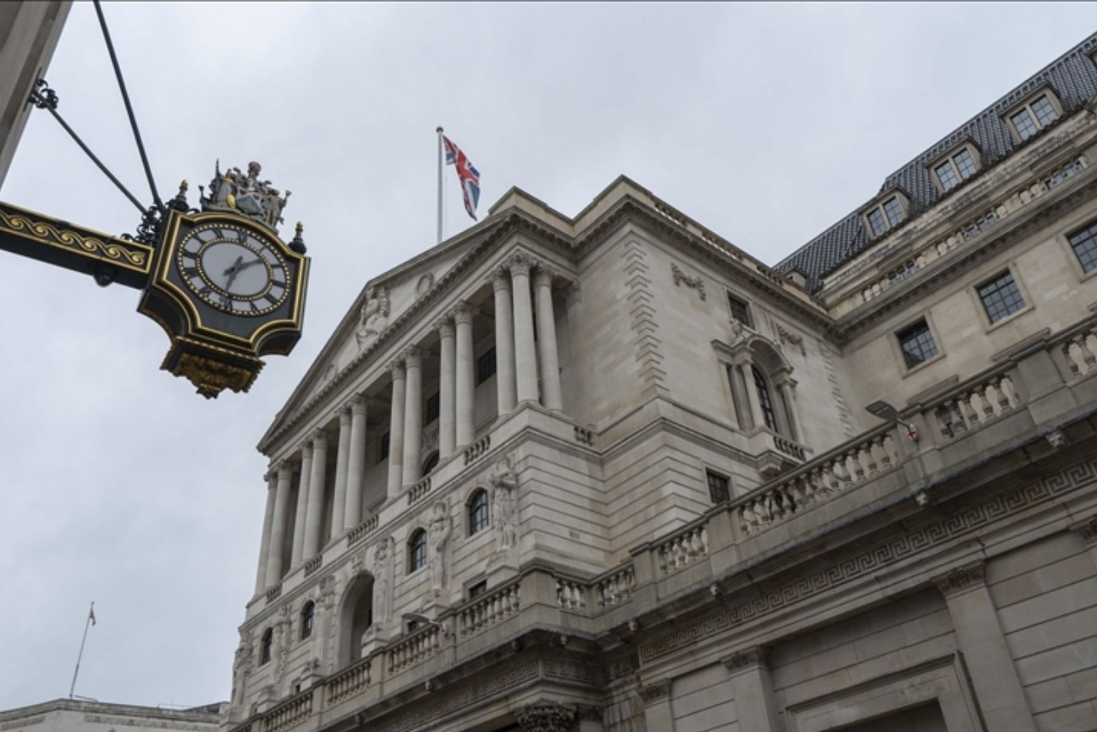 İngiltere Merkez Bankası politika faizinde değişikliğe gitmedi