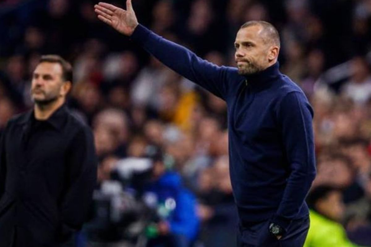 Ajax'ta, Galatasaray mağlubiyeti sonrasında, teknik direktör John Heitinga'nın görevine son verildi