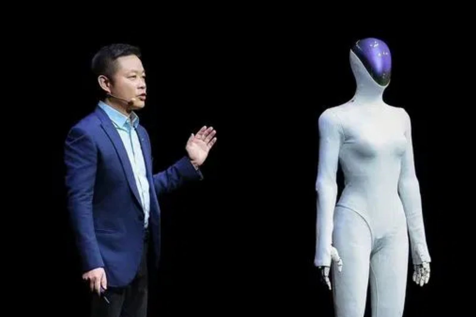 Xpeng'in yeni nesil insansı robot tanıtımında izleyenler gerçek insan sandı