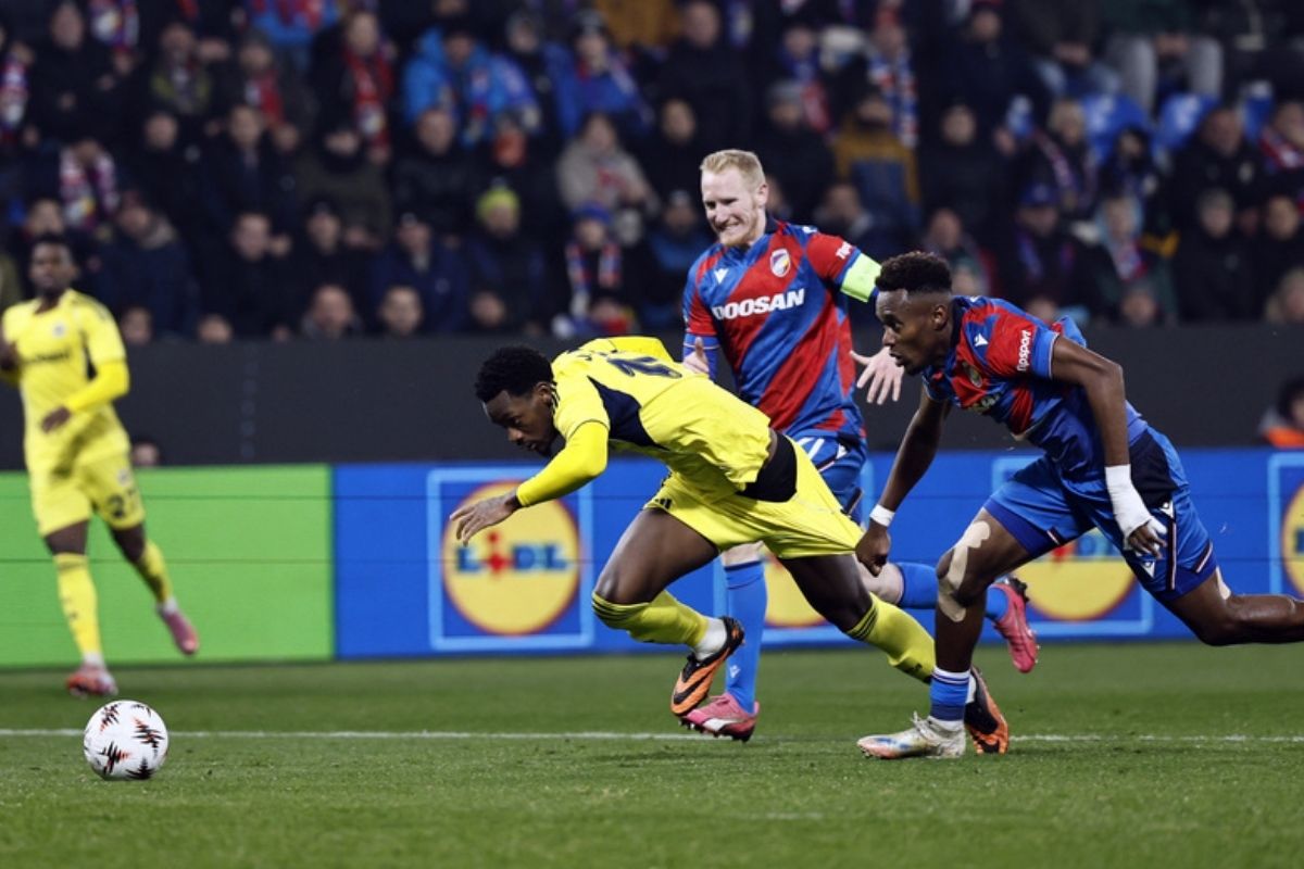 Fenerbahçe, Avrupa Ligi'nde konuk olduğu Viktoria Plzen ile berabere kaldı, uzatmalardaki penaltı pozisyonu maça damga vurdu