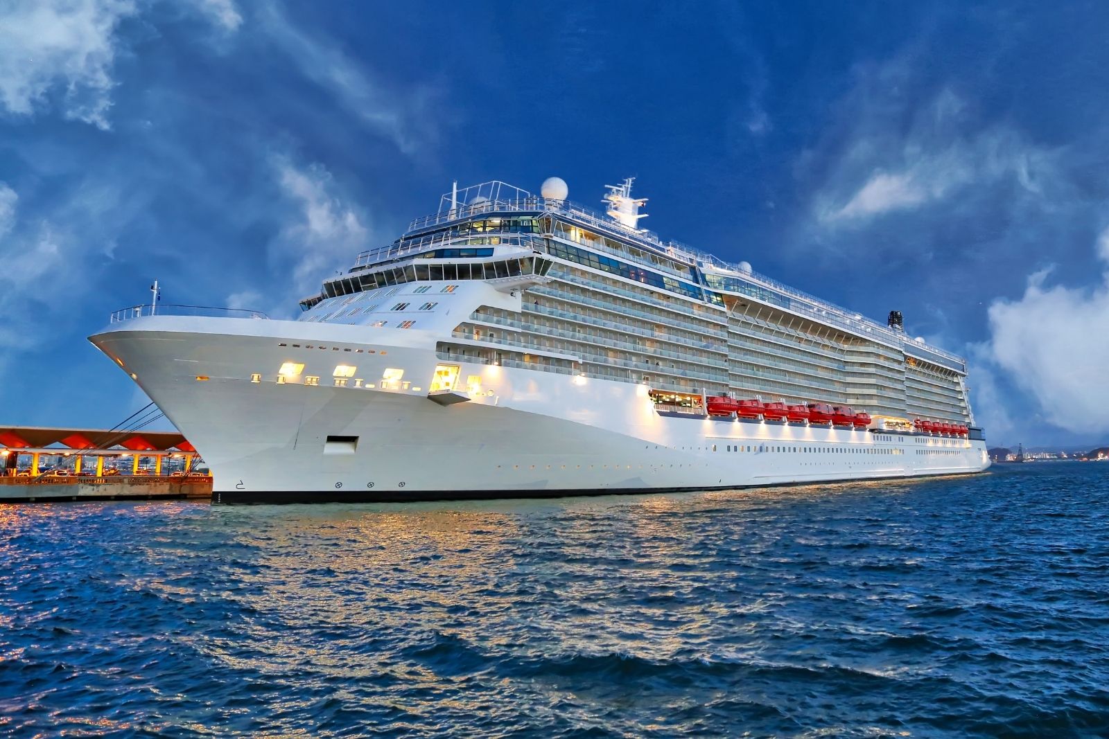 Türkiye limanlarına gelen kruvaziyer yolcu sayısı 10 ayda 2 milyonu aşarak rekor kırdı