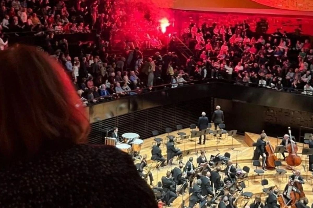 Paris'te İsrail Filarmoni Orkestrası'nın konserinde arbede çıktı
