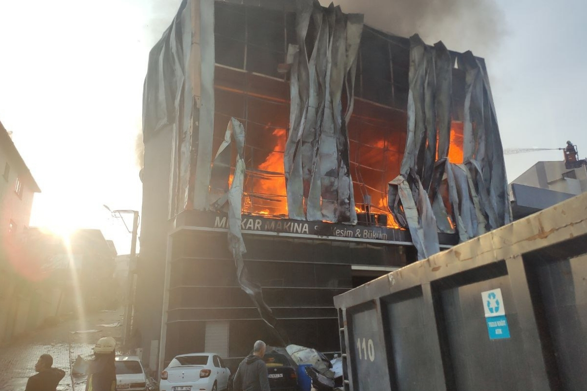 Kocaeli'de parfüm deposunda çıkan yangına müdahale ediliyor