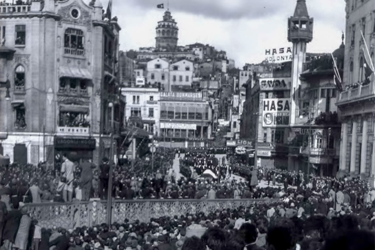Arşiv fotoğrafları, büyük önder Atatürk'ün son yolculuğundaki kederi gözler önüne seriyor