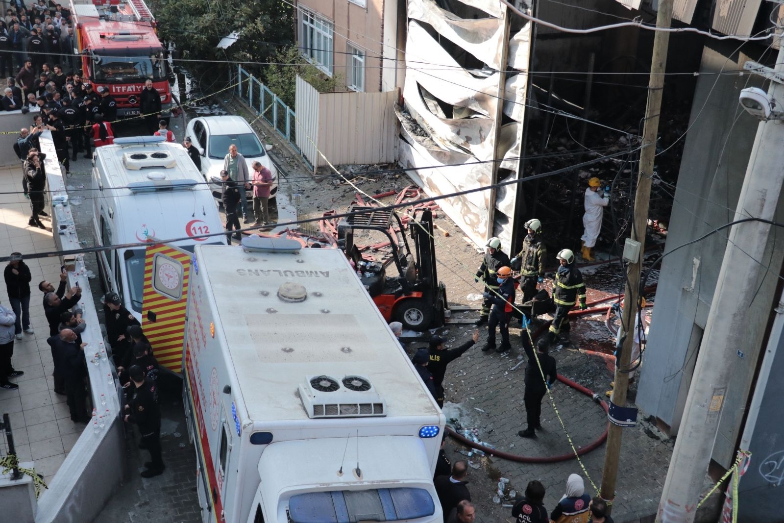 Parfüm fabrikası faciasında 8 şüpheli daha gözaltına alınırken, hayatını kaybeden 6 kişi toprağa verildi