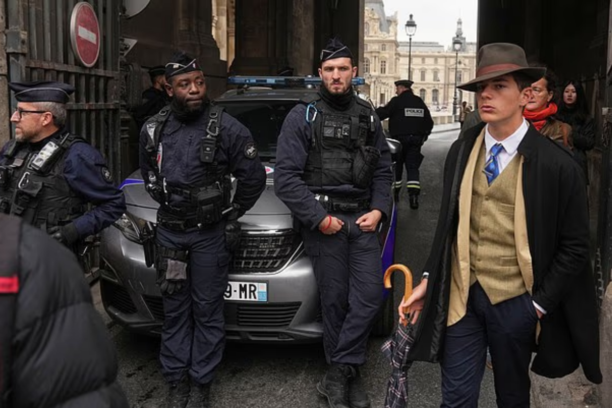 Louvre'daki soygunun ardından çekilen fotoğraftaki gizemli kişinin 15 yaşında bir lise öğrencisi olduğu ortaya çıktı