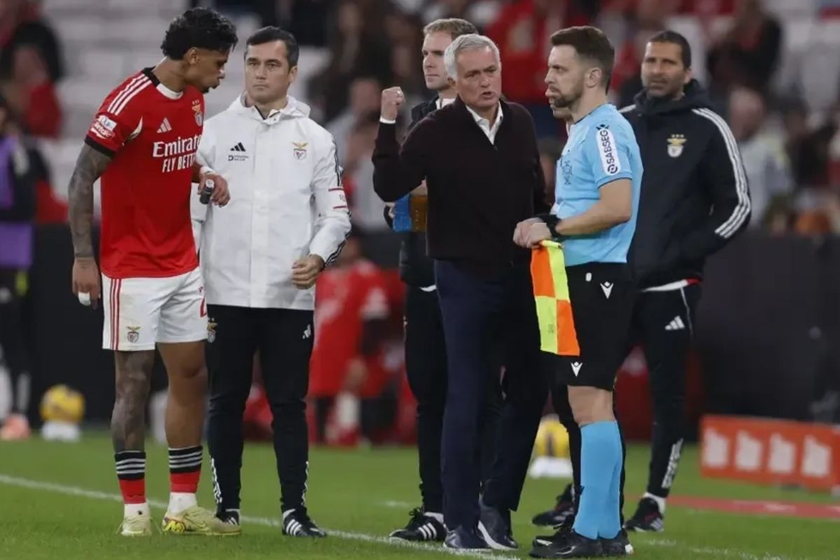 Jose Mourinho, Benfica-Casa Pia karşılaşmasında hakemlerin üzerine yürüdü