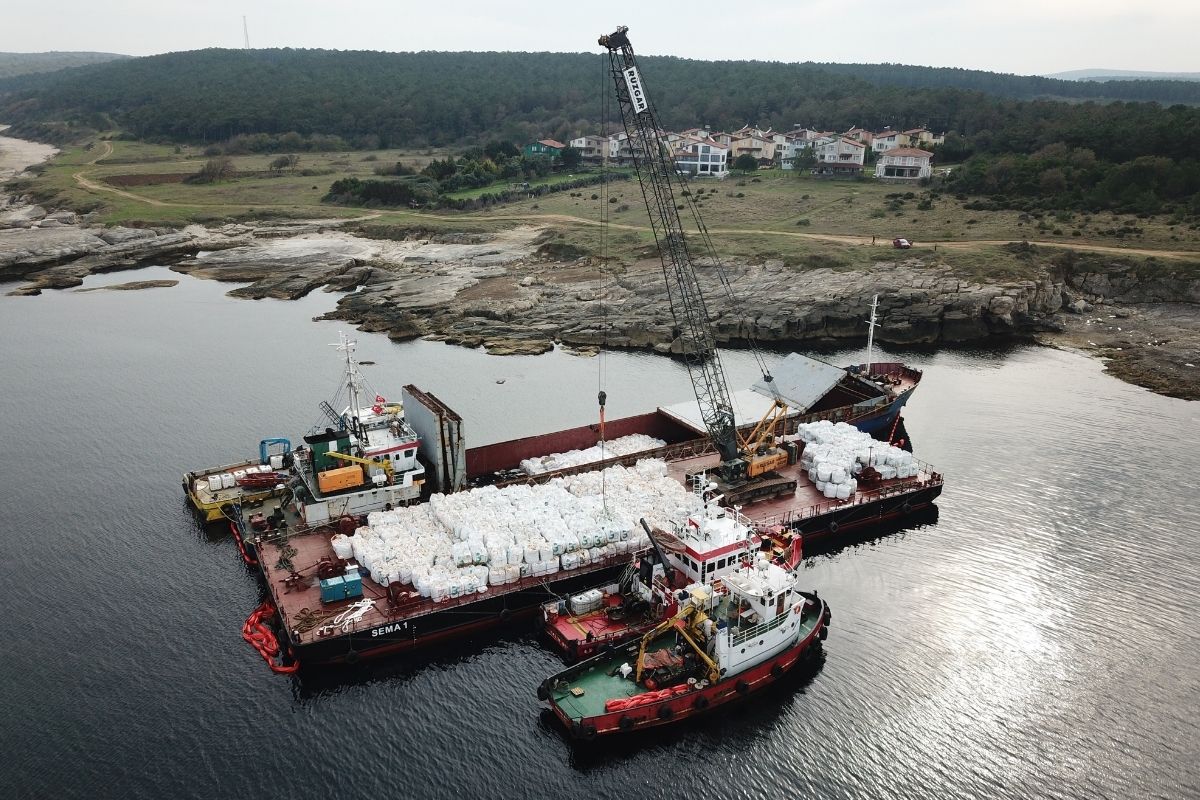 Kocaeli'de karaya oturan gemideki yükün tahliye çalışmalarına başlandı