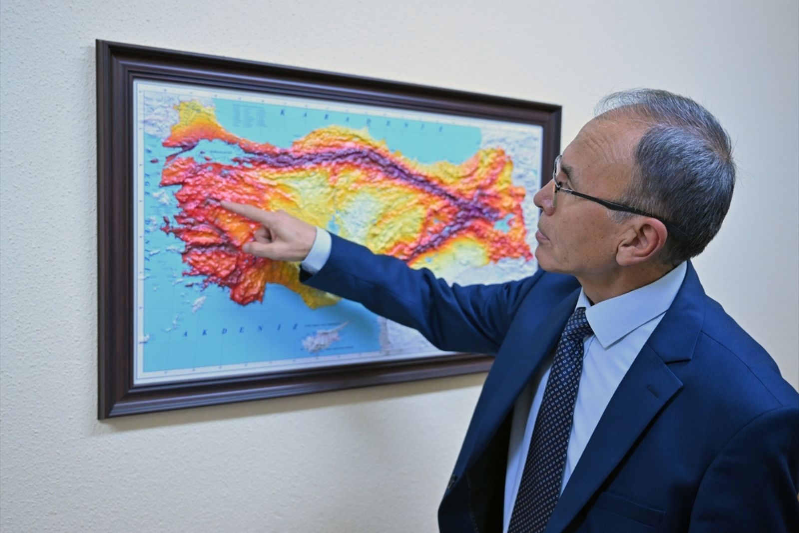 Sındırgı'nın 3 ayda yaşadığı deprem aktivitesinin sırrını Afet Yönetimi Uzmanı Bülent Özmen açıkladı