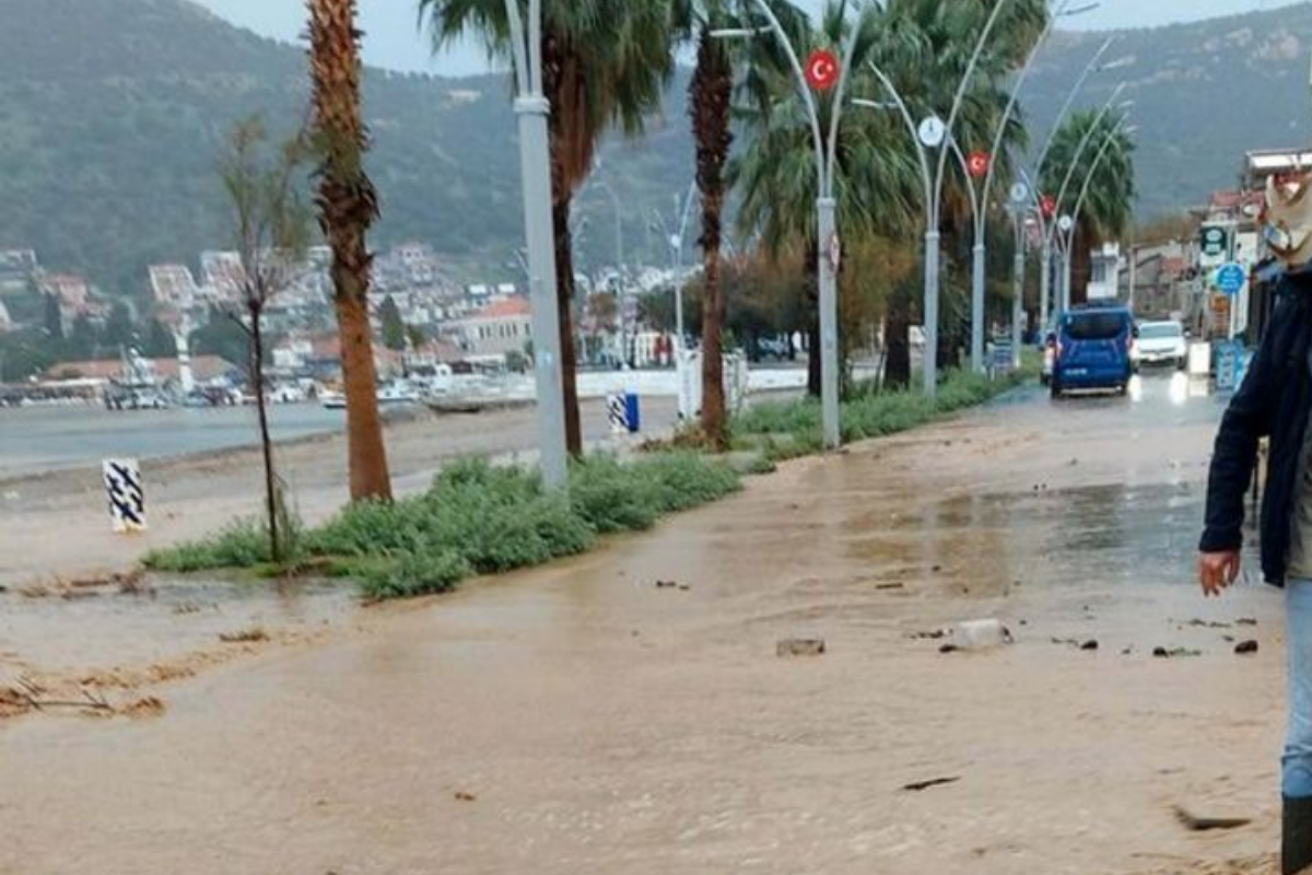 İzmir'de şiddetli sağanak yağış etkili oldu; bazı caddeler ve sokaklar göle döndü