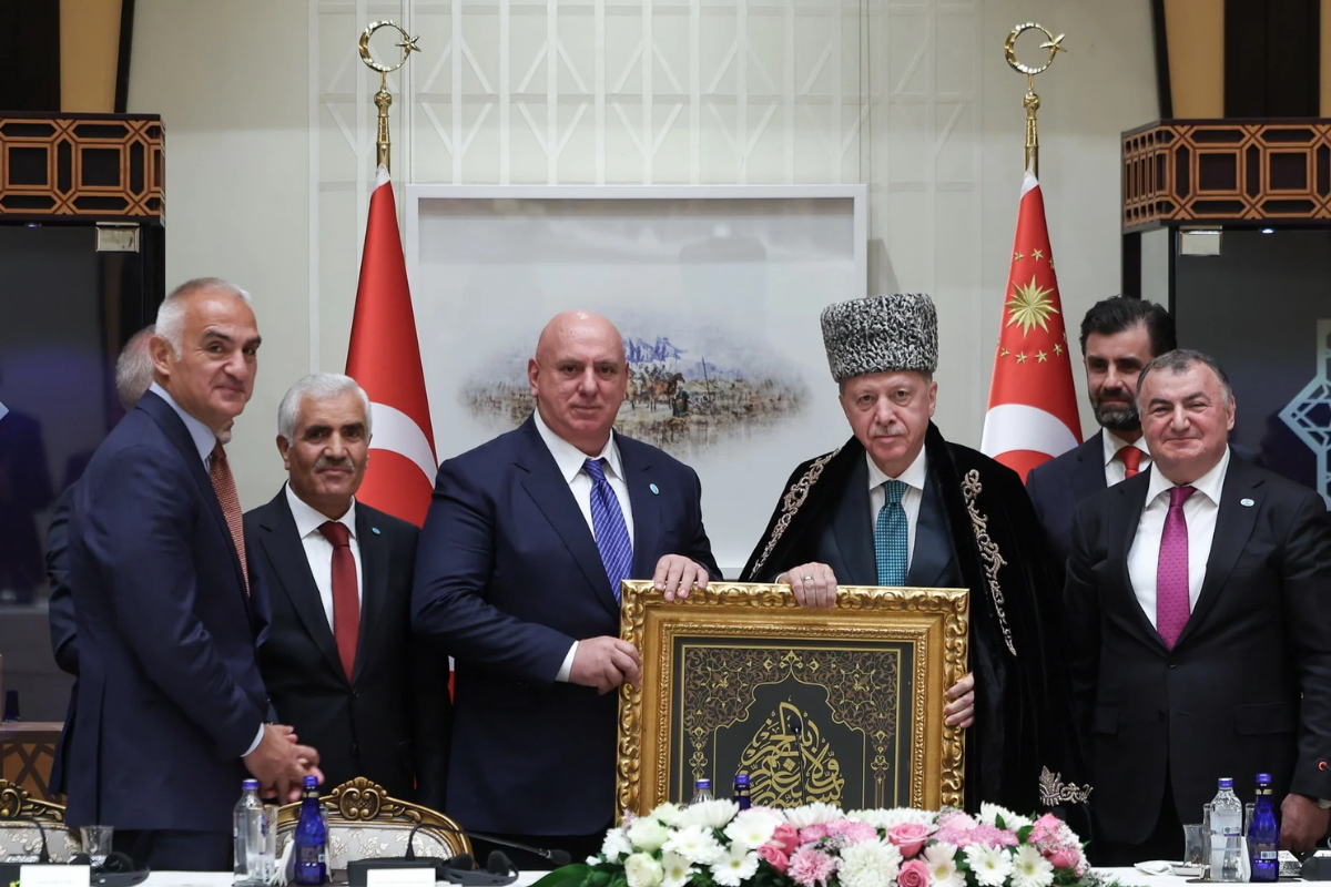 Cumhurbaşkanı Recep Tayyip Erdoğan'a kalpak hediye edildi