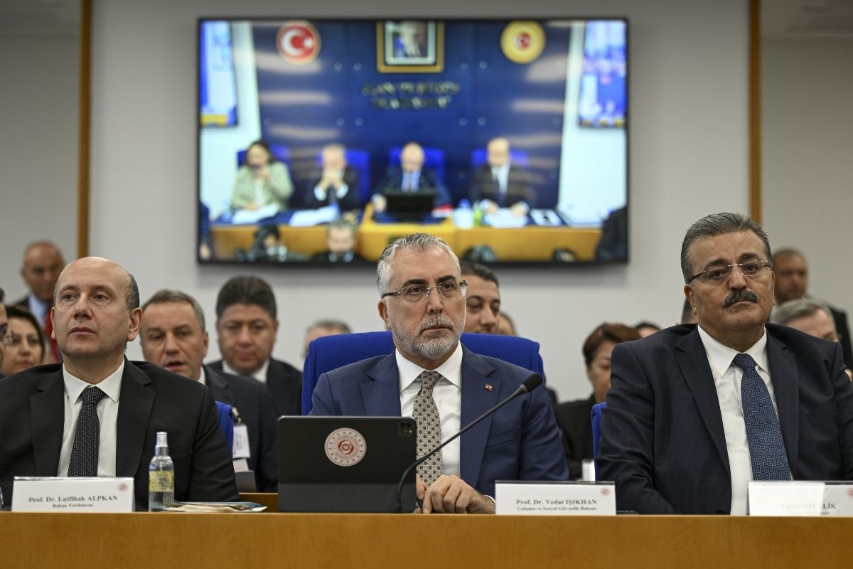 Çalışma ve Sosyal Güvenlik Bakanı Vedat Işıkhan, SGK'ye en çok borcu olan belediyeleri açıkladı