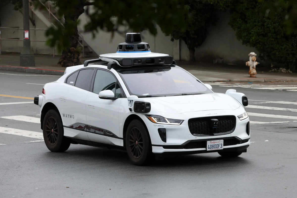 Alphabet’in sürücüsüz taksi girişimi Waymo, otoyollara açılıyor
