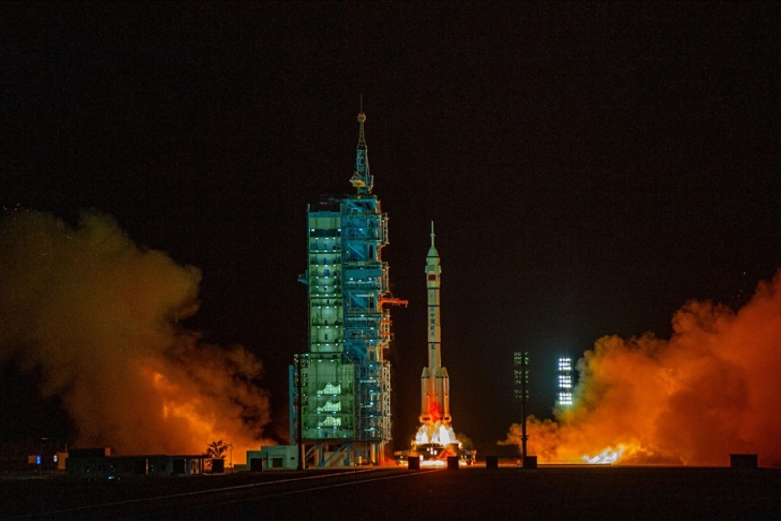 Çin, mekik hasarı nedeniyle Dünya'ya dönemeyen taykonotları diğer personel mekiğiyle getiriyor