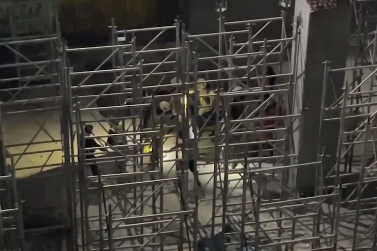 Beyoğlu'ndaki metro inşaatında iskele çöktü, bazı işçiler yaralandı