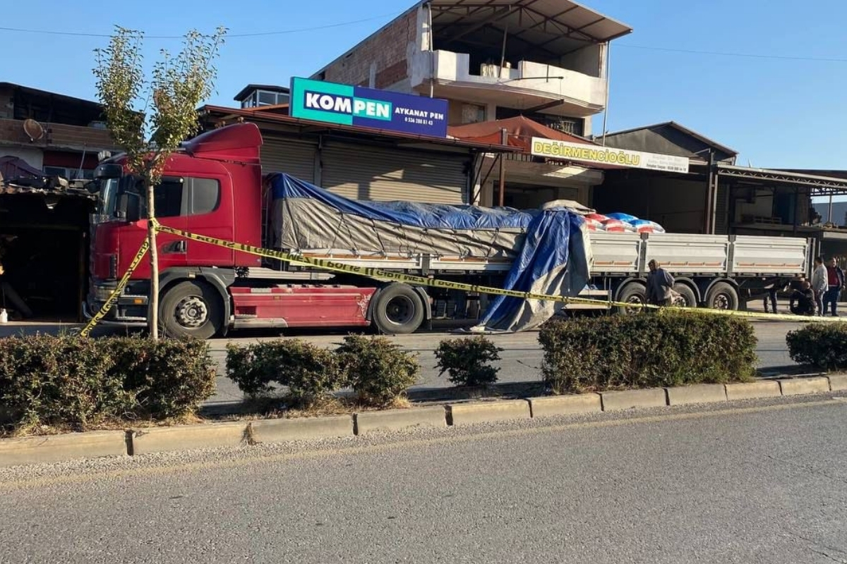 Manisa'da ekip aracının tıra çarptığı kazada 1 polis şehit oldu, 1 polis yaralandı
