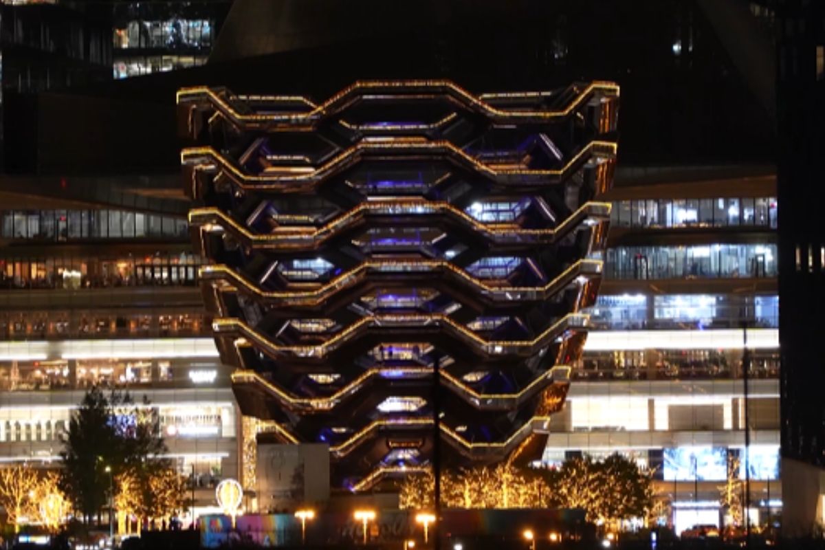 New York’ta ikonik yapı Vessel aydınlatıldı