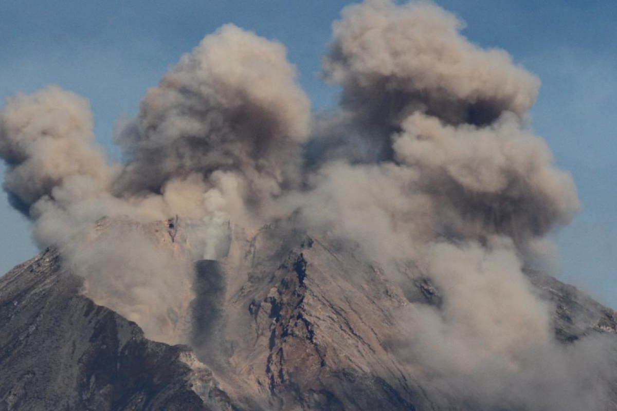 Endonezya'da Semeru Yanardağı'nda patlama; alarm seviyesi en yüksek seviyeye çıkarıldı