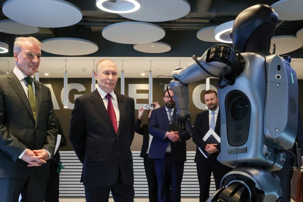 Rus yapımı insansı robot, Vladimir Putin'e dans gösterisi sundu