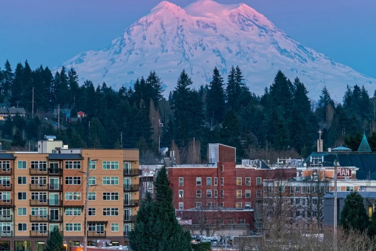 Rainier Dağı’nda üç gündür süren sismik hareketlilik olası patlamaya dair endişeleri artırıyor