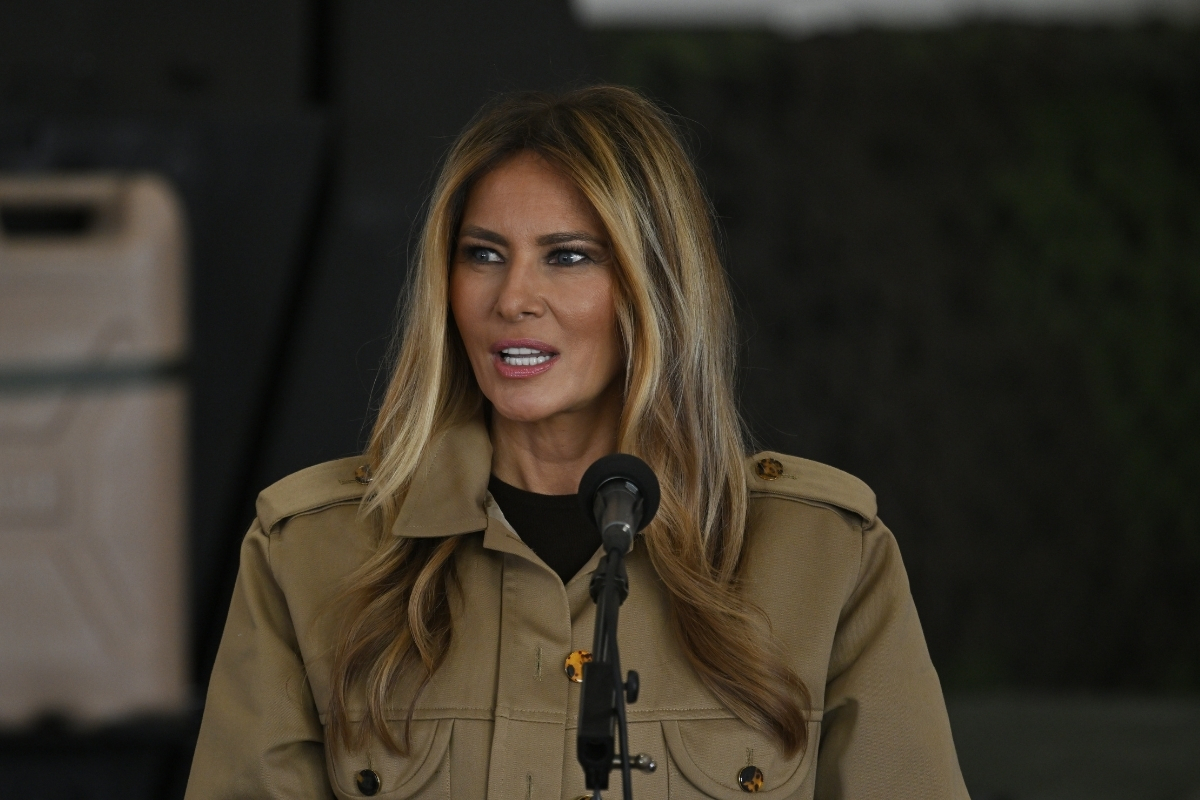 Melania Trump Kuzey Carolina’daki askeri üsleri ziyaret etti üniforma giyip komutanlarla birlikte poz verdi