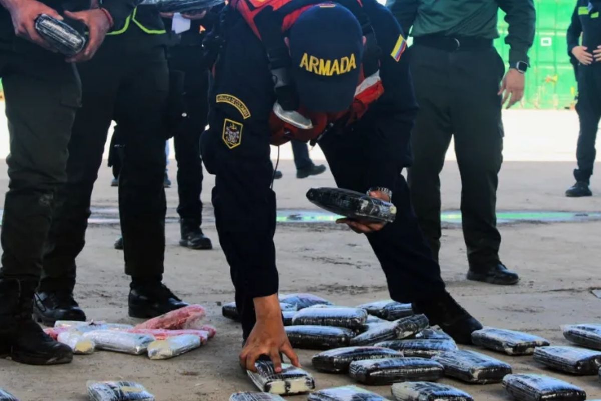 Kolombiya'da Pasifik kıyısındaki bir limana düzenlenen operasyonda 14 ton kokain ele geçirildi