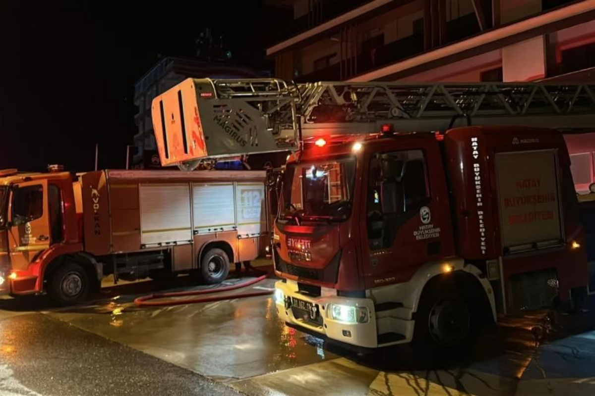 Güngören'de 3 katlı tekstil fabrikasında yangın