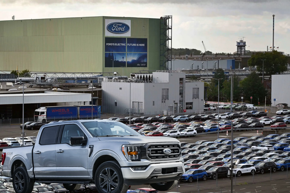 Ford'un fabrikalarından sıfır yedek parçaları çalan bir çalışanın, suç ortağı bir baba oğulla beraber milyonlarca dolarlık vurgun yaptığı ortaya çıktı