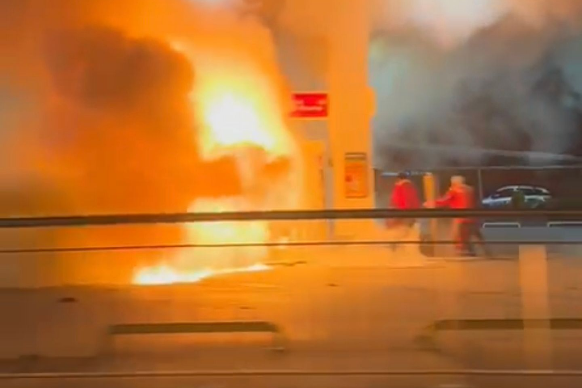 Akaryakıt istasyonuna dalan otomobil alev topuna döndü, facianın eşiğinden dönüldü