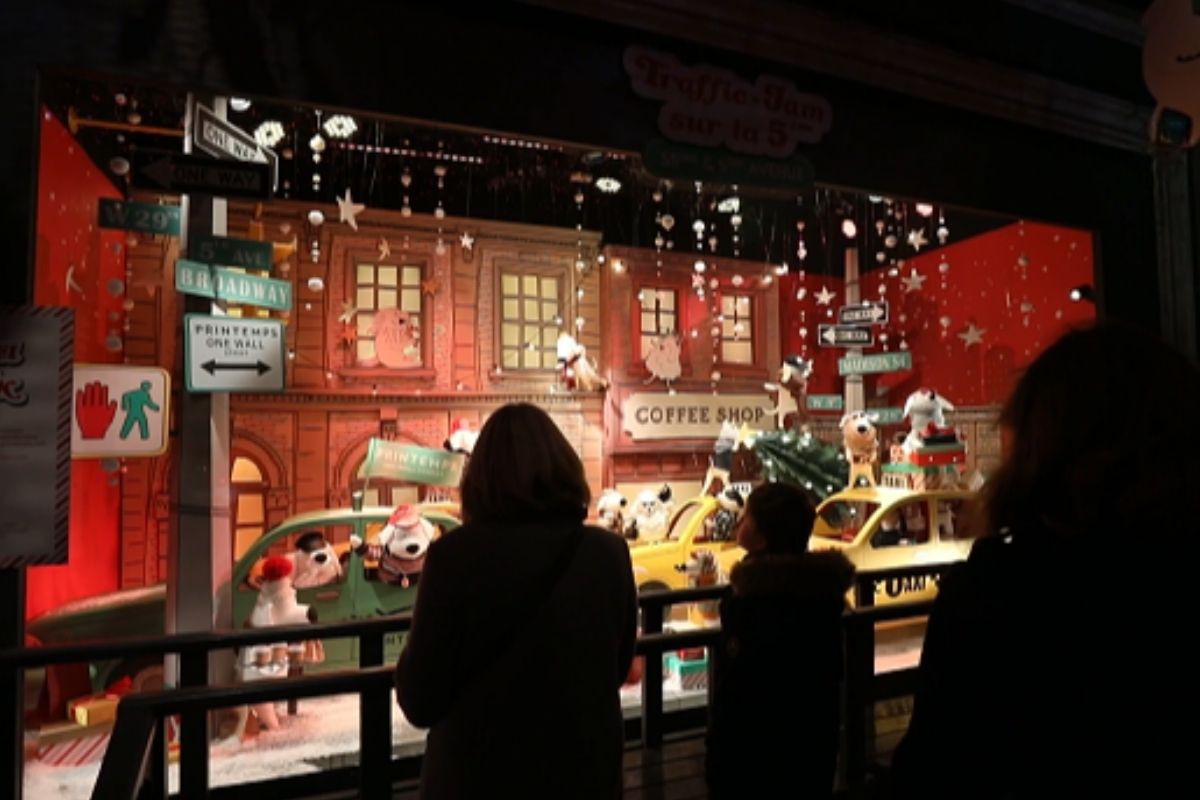 Paris sokaklarında yeni yıl hazırlığı