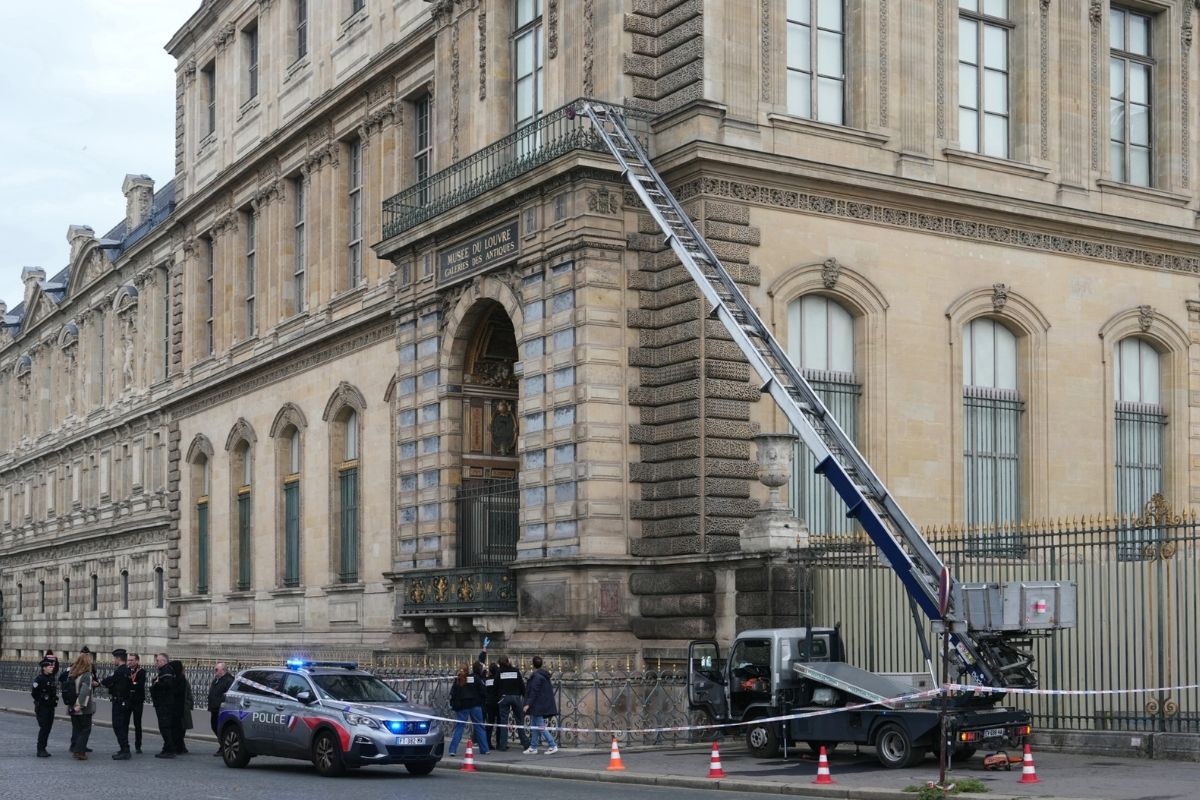 Louvre Müzesi soygunuyla ilişkili bir kişi daha gözaltına alındı ancak mücevherlerden iz yok
