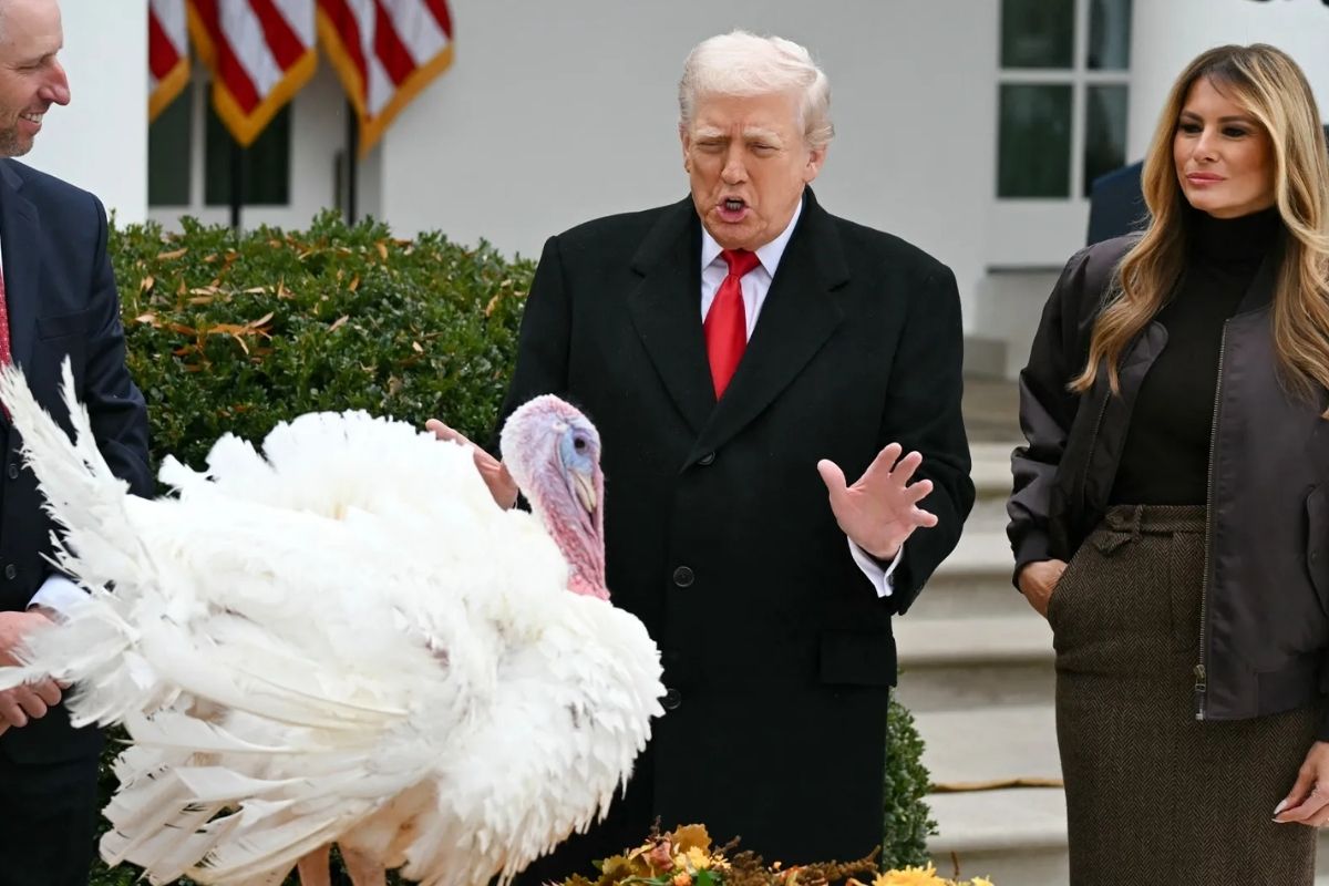 Donald Trump, Beyaz Saray'daki geleneksel Şükran Günü töreninde iki hindiyi affetti