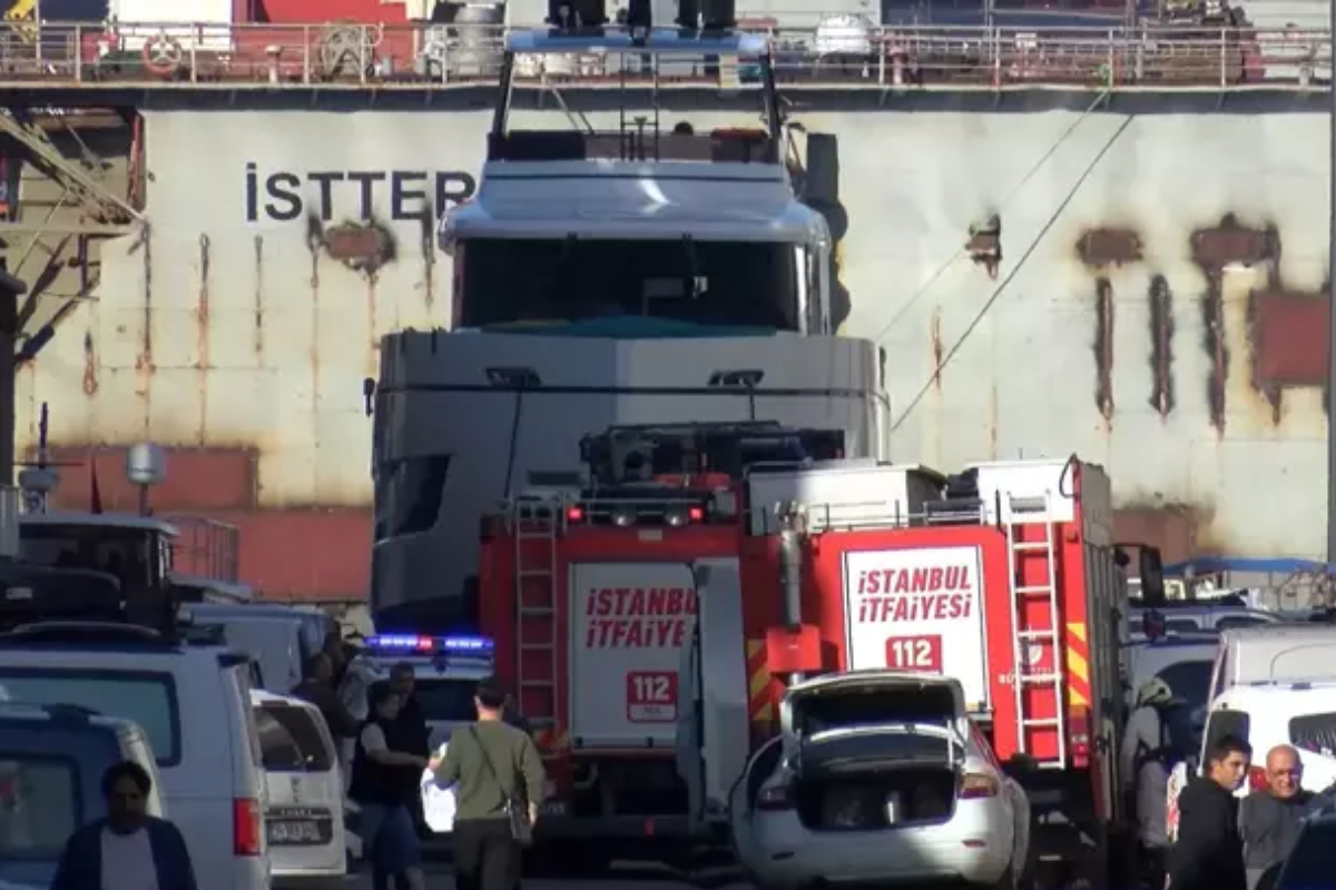 Tuzla'da bir tersanede bulunan yatta çıkan yangın söndürüldü