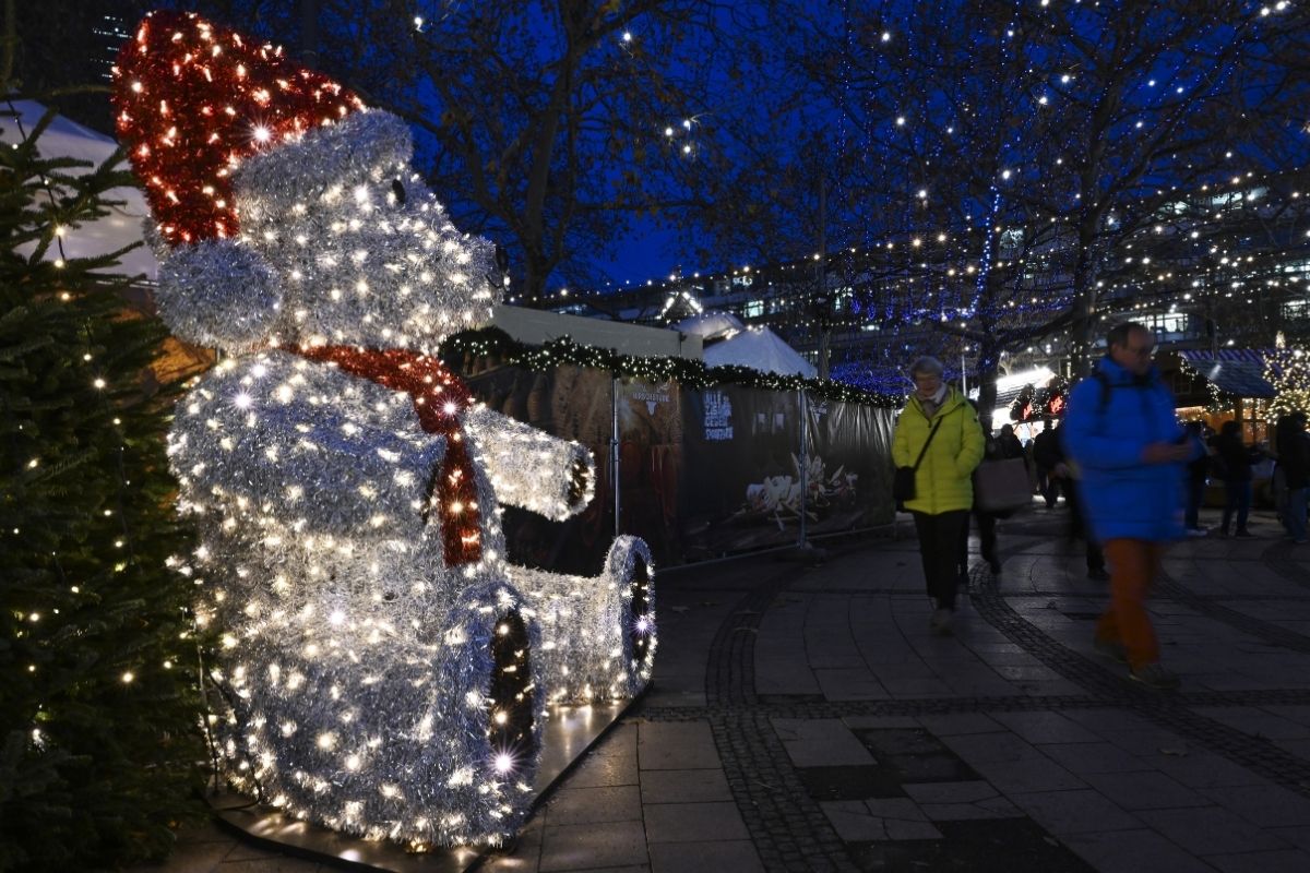 Berlin'de ışıklı dekorlarla süslenen geleneksel Noel pazarı kuruldu