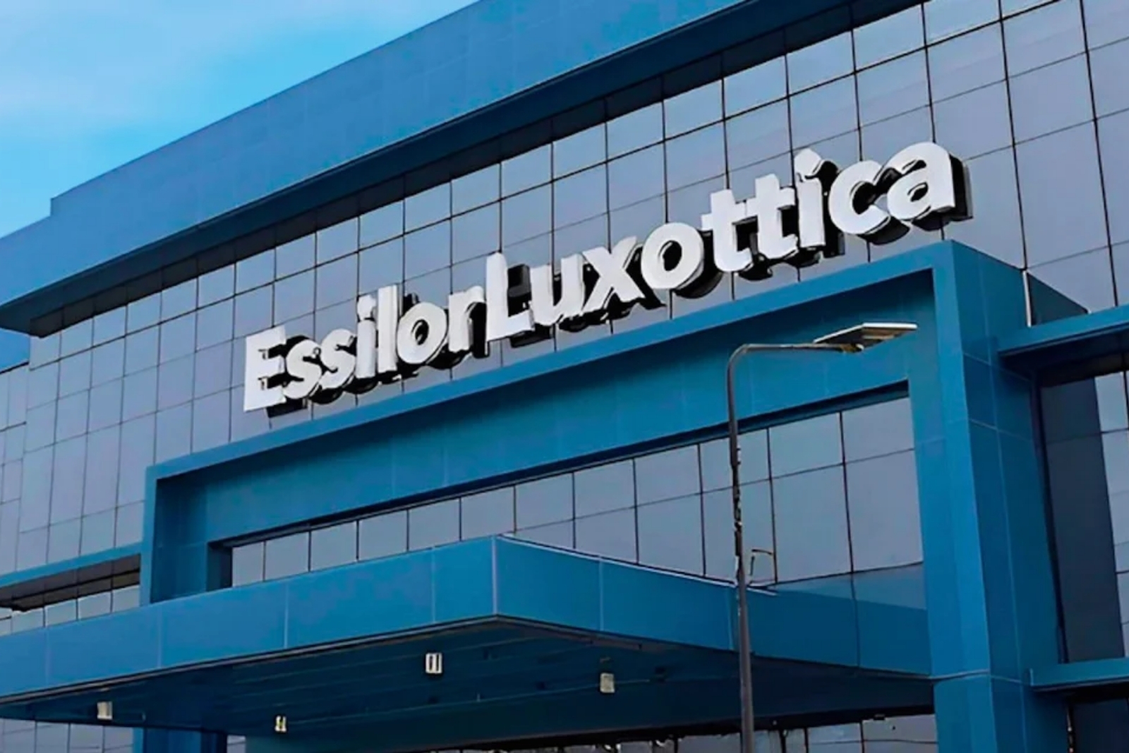 Türkiye'de peş peşe şirket almıştı, gözlük devinden küresel grev