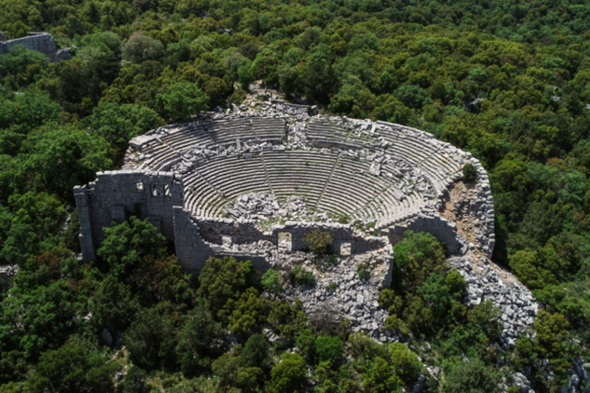 İlk defa kazı çalışması yapılan Termessos'taki iki anıt mezar ayağa kaldırılıyor