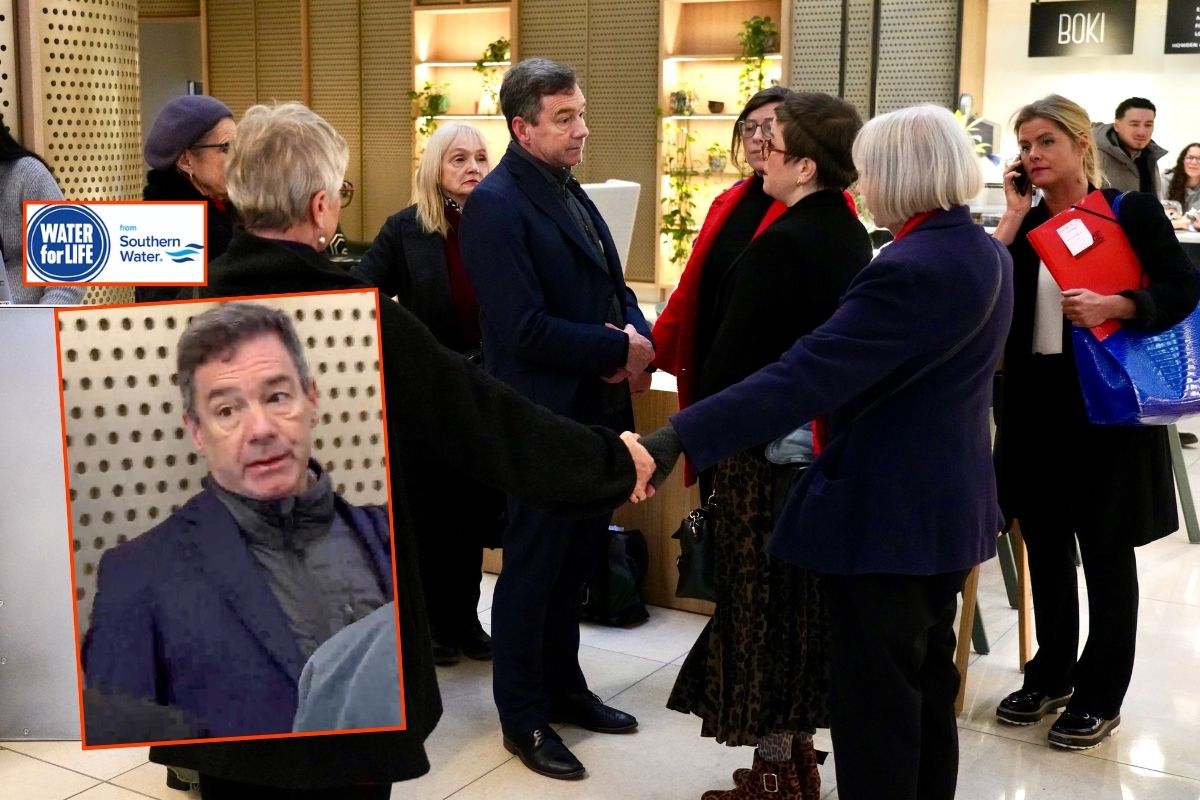 İngiltere'de çevre kirliliğiyle suçlanan Southern Water şirketinin CEO'su Lawrence Gosden konferansa giderken 'vatandaş tutuklaması'na uğradı