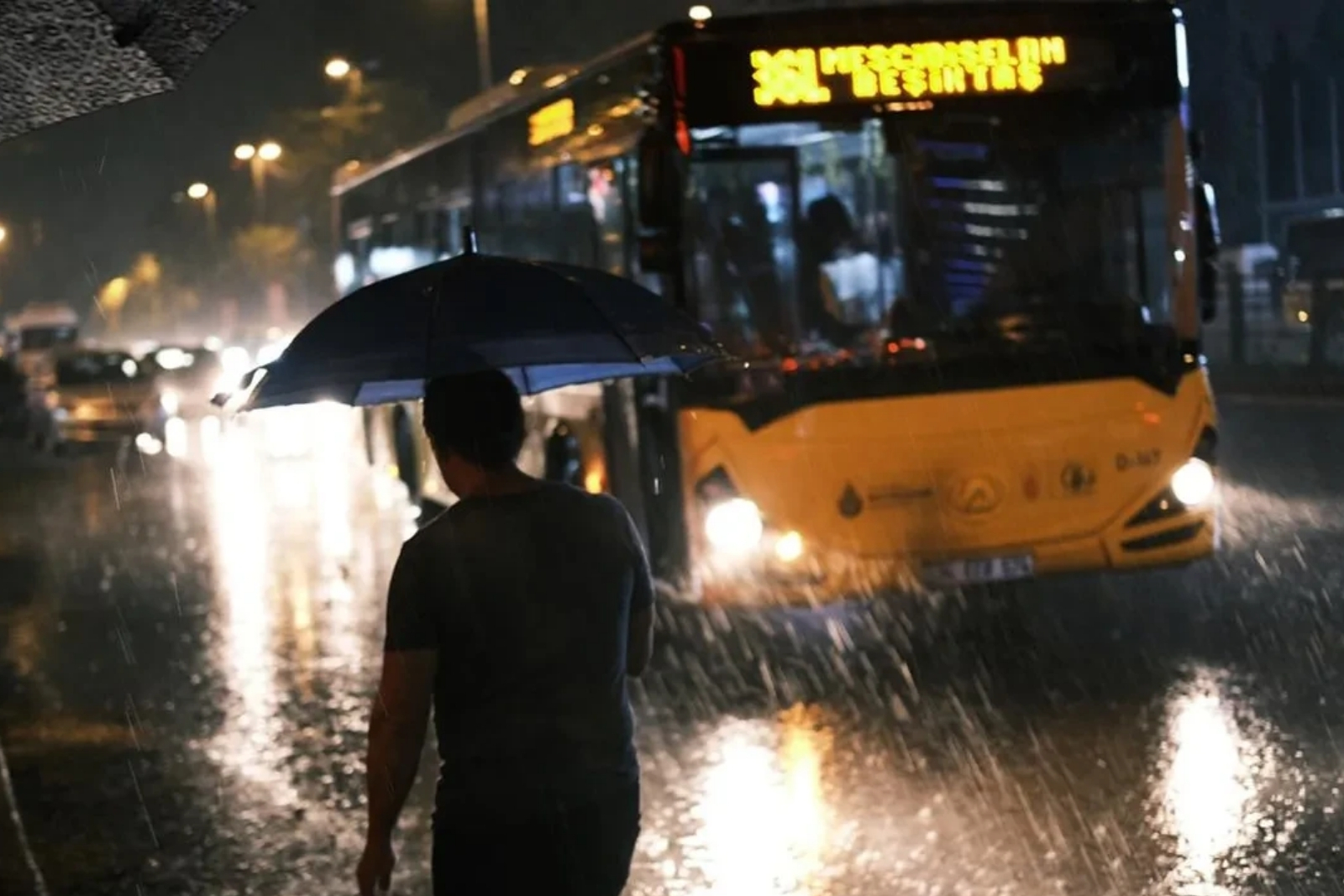 Meteoroloji ve AKOM'dan peş peşe İstanbul'a sağanak uyarısı