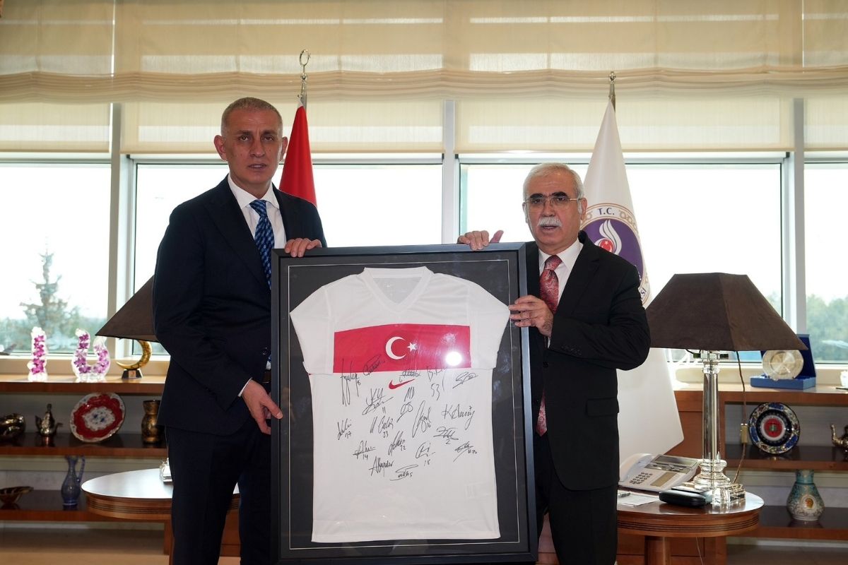 TFF Başkanı İbrahim Hacıosmanoğlu, Anayasa Mahkemesi Başkanı Kadir Özkaya'yı ziyaret etti