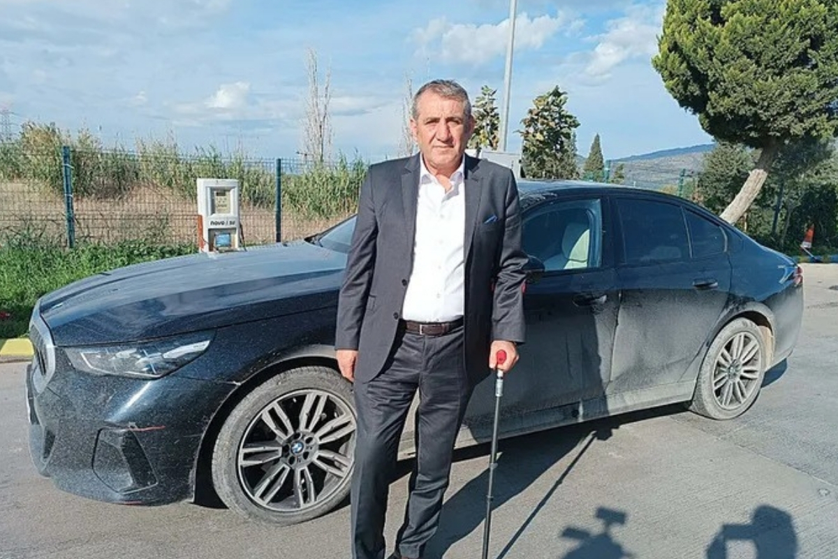 İzmir Menemen’de iş insanı Murat Ekinci evinin önünde silahlı saldırıya uğradı